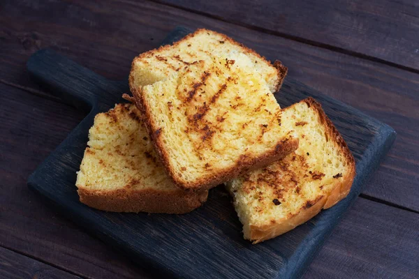 Fette Pane Tostato Grano Uno Sfondo Legno Scuro Copia Spazio — Foto Stock