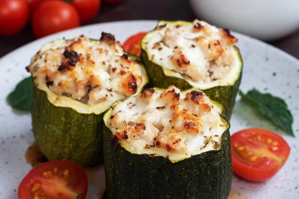 Colonne Zucchine Ripiene Forno Con Pollo Macinato Verdure Piatto Sfondo — Foto Stock