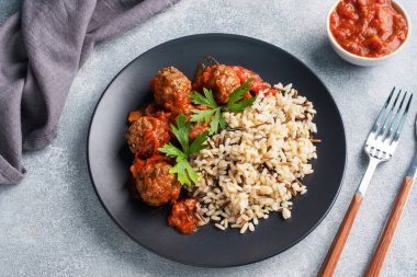 Et köftesi ve tabakta esmer pirinç. Hazır porsiyonlu et ve garnitür