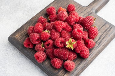 Tahta üzerinde taze ahududu yığını, kopyalama alanı.