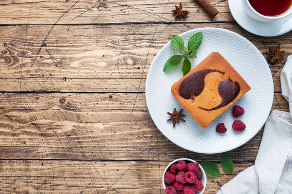 Pedaço Bolo Dupla Camada Prato Brownies Chocolate Bolo Queijo Coalhado — Fotografia de Stock