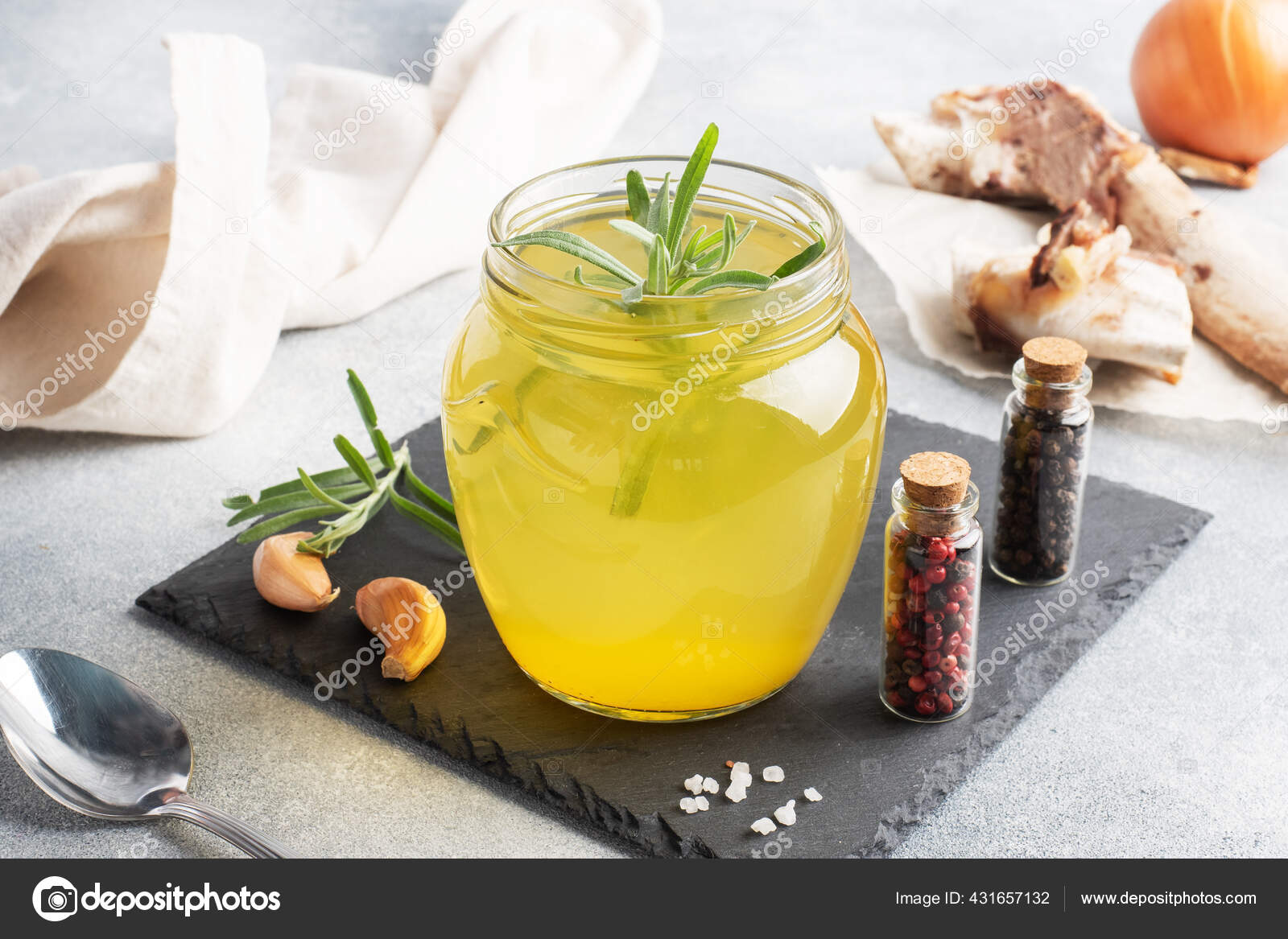 Tulang Sapi Buatan Sendiri Dan Kaldu Sayuran Dengan Bumbu Kunyit Stok Foto C Elenglush 431657132