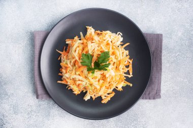 Taze rendelenmiş havuç salatası ve soslu yeşil turp. Boşluğu kopyala