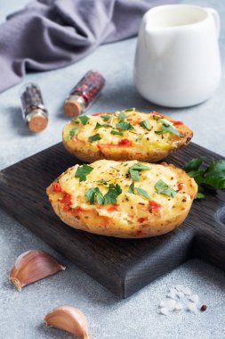 Peynir, sarımsak ve otla doldurulmuş kabukta fırında patates.