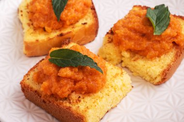 Tost ve kabak havyarlı sandviç. Sebze havyarlı ekmek, sağlıklı bir vejetaryen aperatifi. Kapat.