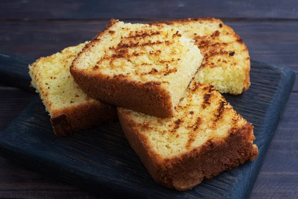 Fette Pane Tostato Grano Uno Sfondo Legno Scuro Vicino — Foto Stock