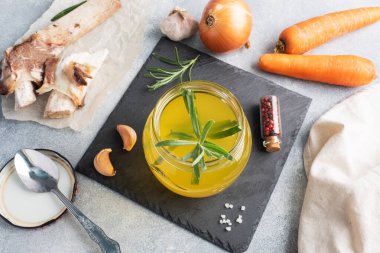 Ev yapımı sığır kemiği ve zerdeçal baharatlı sebze suyu depolama ve taşıma için cam bir kavanozda. Kolajen ve amino asitli sağlıklı yiyecekler. Boşluğu kopyala