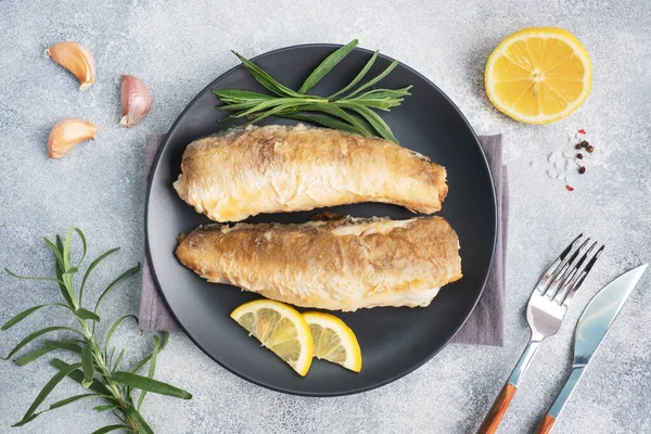 Fried Fish Hake Pollock Felii Lămâie Proaspătă Fundal Beton Gri — Fotografie, imagine de stoc