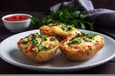 Peynir, sarımsak ve otla doldurulmuş kabukta fırında patates.