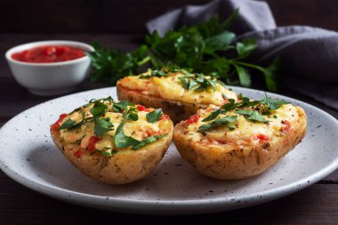 Peynir, sarımsak ve otla doldurulmuş kabukta fırında patates.