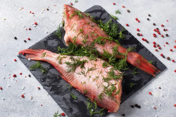 Pescado Crudo Percha Sin Cabeza Con Eneldo Verde Sobre Soporte —  Fotos de Stock