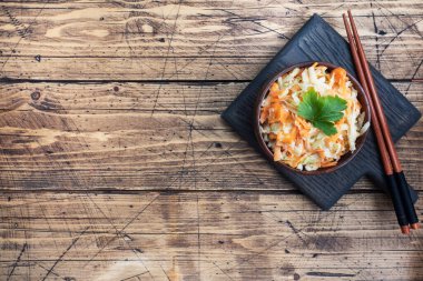 Taze rendelenmiş havuç salatası ve soslu yeşil turp. Ahşap masa ve yemekler Boşluğu kopyala