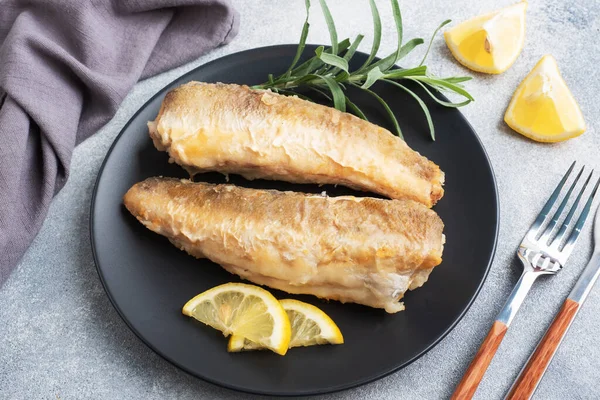 Fried Fish Hake Pollock Felii Lămâie Proaspătă Fundal Beton Gri — Fotografie, imagine de stoc