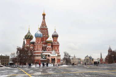 Moskova, Rusya - 28 Aralık 2020: Karlı kış aylarında Moskova şehir merkezinde Aziz Basil Katedrali ve Kızıl Meydan