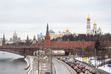 Moskova, Rusya - 28 Aralık 2020: Zaryadye Parkı 'ndan Moskova' nın merkezindeki Kremlin manzarası. Kış Kar Şehri Panoraması
