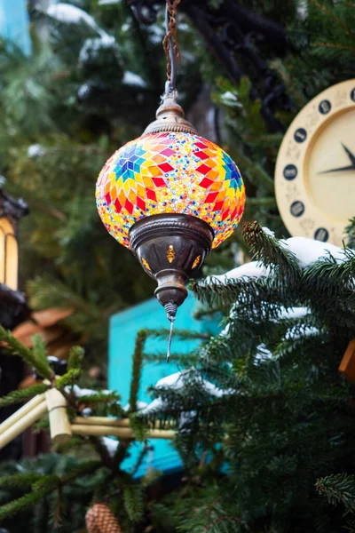東の明るいランプ 色のガラスモザイクは 街のクリスマスの装飾を点灯します 東洋の装飾芸術 — ストック写真