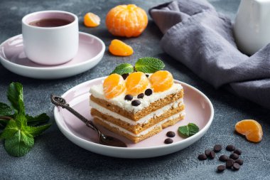 Mandalina çikolatası ve nane şekeri ile süslenmiş tereyağlı kek katmanları. Çay için lezzetli tatlı