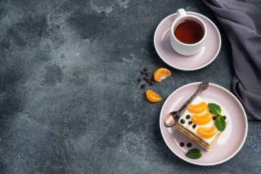 Mandalina çikolatası ve nane şekeri ile süslenmiş tereyağlı kek katmanları. Çay için lezzetli tatlı üst görünüm, kopyalama alanı.