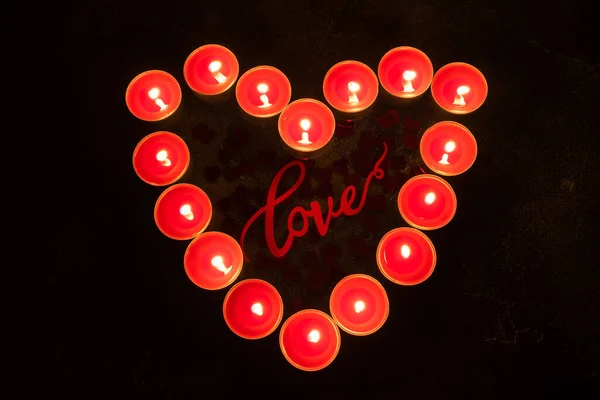 Velas Rojas Forma Corazón Sobre Fondo Negro Concepto San Valentín — Foto de Stock