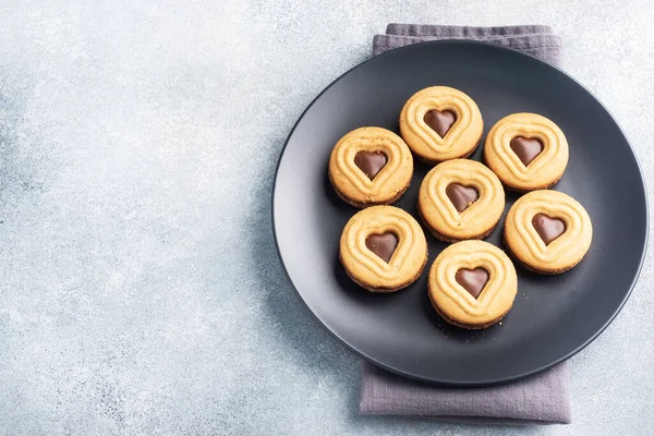 Cookie Uri Casă Formă Inimi Placă Fundal Gri Concept Valentine — Fotografie, imagine de stoc