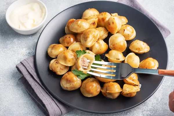 Traditionell Stekt Pelmeni Ravioli Dumplings Fyllda Med Kött Svart Tallrik — Stockfoto