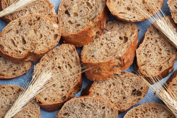 Предпосылки Контекст Sliced Rye Baguette Gray Background Cereals Цельнозерновой Хлеб — стоковое фото