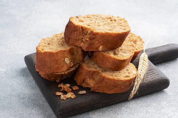 Roggen Baguette Auf Grauem Hintergrund Mit Getreide Scheiben Geschnitten Vollkornbrot — Stockfoto