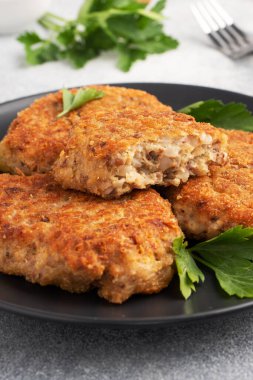 Peynirli ve maydanozlu karabuğday pirzolası. Sağlıklı beslenme yemeği.