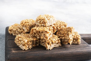 Şeker kaplı ayçekirdeği, kırılganlığın doğulu tatlılığı. Kozinaklar tahtadan bir kopya boşluğunda parçalara ayrılır.