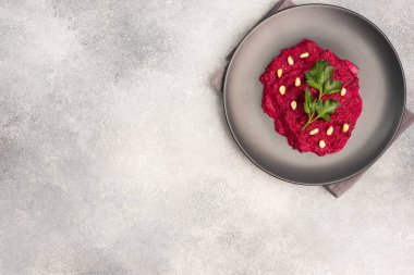 Tabak manzaralı rendelenmiş pancar kökü çam fıstığı ve maydanoz salatası.