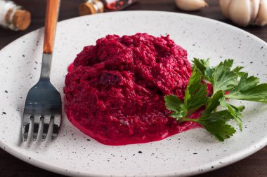 Çam fıstığı rendelenmiş salata ve krema soslu maydanoz