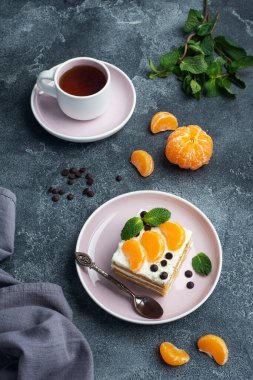 Mandalina çikolatası ve nane şekeri ile süslenmiş tereyağlı kek katmanları. Çay için lezzetli tatlı