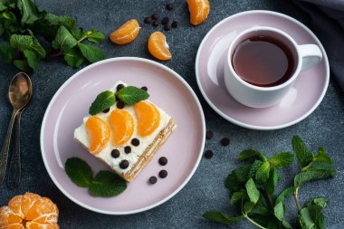 Mandalina çikolatası ve nane şekeri ile süslenmiş tereyağlı kek katmanları. Çay için lezzetli tatlı
