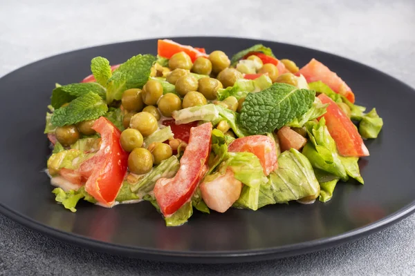 Salada Folhas Tomate Verde Ervilhas Enlatadas Temperadas Com Molho Uma — Fotografia de Stock