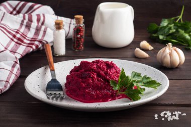 Çam fıstığı rendelenmiş salata ve krema soslu maydanoz