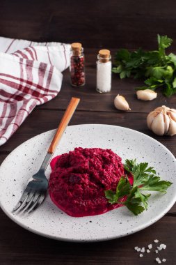 Çam fıstığı rendelenmiş salata ve krema soslu maydanoz