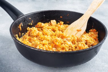 Lezzetli Asya pilavı, sebzeli pilav ve tavuklu kızartma tavası. gri beton arka plan. Boşluğu kopyala