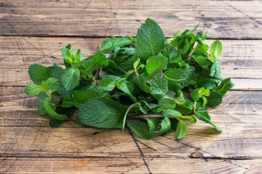 Kopya alanı olan ahşap bir arka planda taze kokulu nane tomurcukları