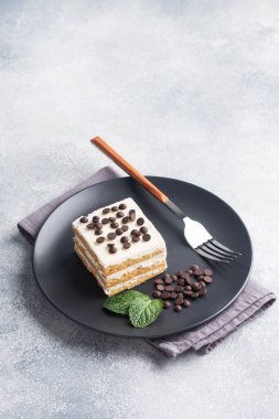 Tereyağlı kek ve siyah tabakta naneli çikolata. Kutlama olayı ya da doğum günü partisi üst görünümü için tatlı, kopyalama alanı.