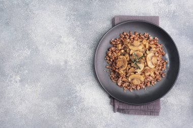 Haşlanmış mantarlı karabuğday. Geleneksel Rus yemekleri. Sağlıklı diyet yiyecek kopyalama alanı, üst görünüm.