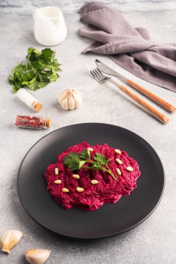Çam fıstığı rendelenmiş salata ve krema soslu maydanoz