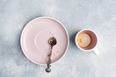 Yemekten sonra kirli tabakları, kahveden sonra bardakları ve çay kaşığıyla tabakları boşalt.