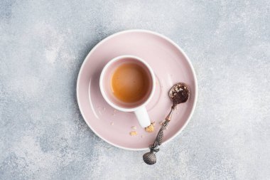 Yemekten sonra kirli tabakları, kahveden sonra bardakları ve çay kaşığıyla tabakları boşalt.