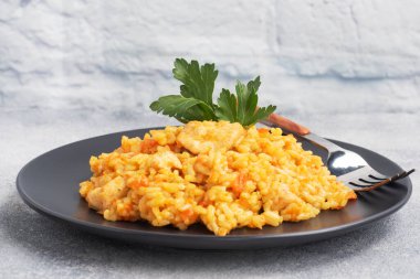 Lezzetli Asya pilavı, sebzeli pilav ve tabakta tavuk. gri beton arka plan. Boşluğu kopyala