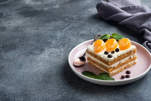 Lapisan Kue Sponge Dengan Buttercream Dihiasi Dengan Irisan Cokelat Tangerine — Stok Foto