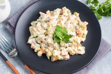 Tabakta mayonez olan Olivier salatası. Rusça geleneksel bir festival yemeğidir.