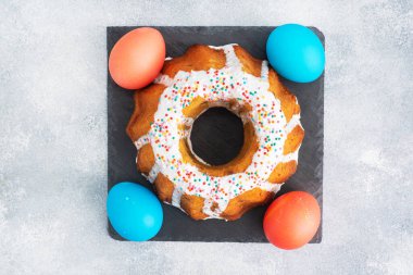 Paskalya pastası ve şekerli yumurta. Masaya boyanmış yumurta. Üst görünüm.