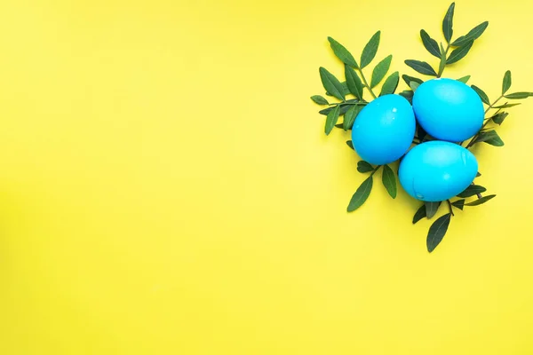 Telur Paskah Dicat Dengan Warna Tangan Pada Meja Kuning Tampilan — Stok Foto