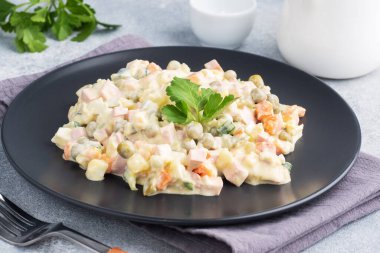 Tabakta mayonez olan Olivier salatası. Rusça geleneksel bir festival yemeğidir.