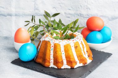 Şekerli paskalya pastası. Masada yumurta boyası. Fotokopi alanı.